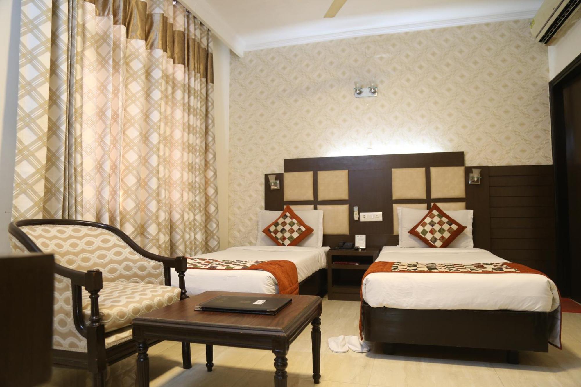 Hotel Amar Inn- Lajpat Nagar Central Market Ню Делхи Екстериор снимка