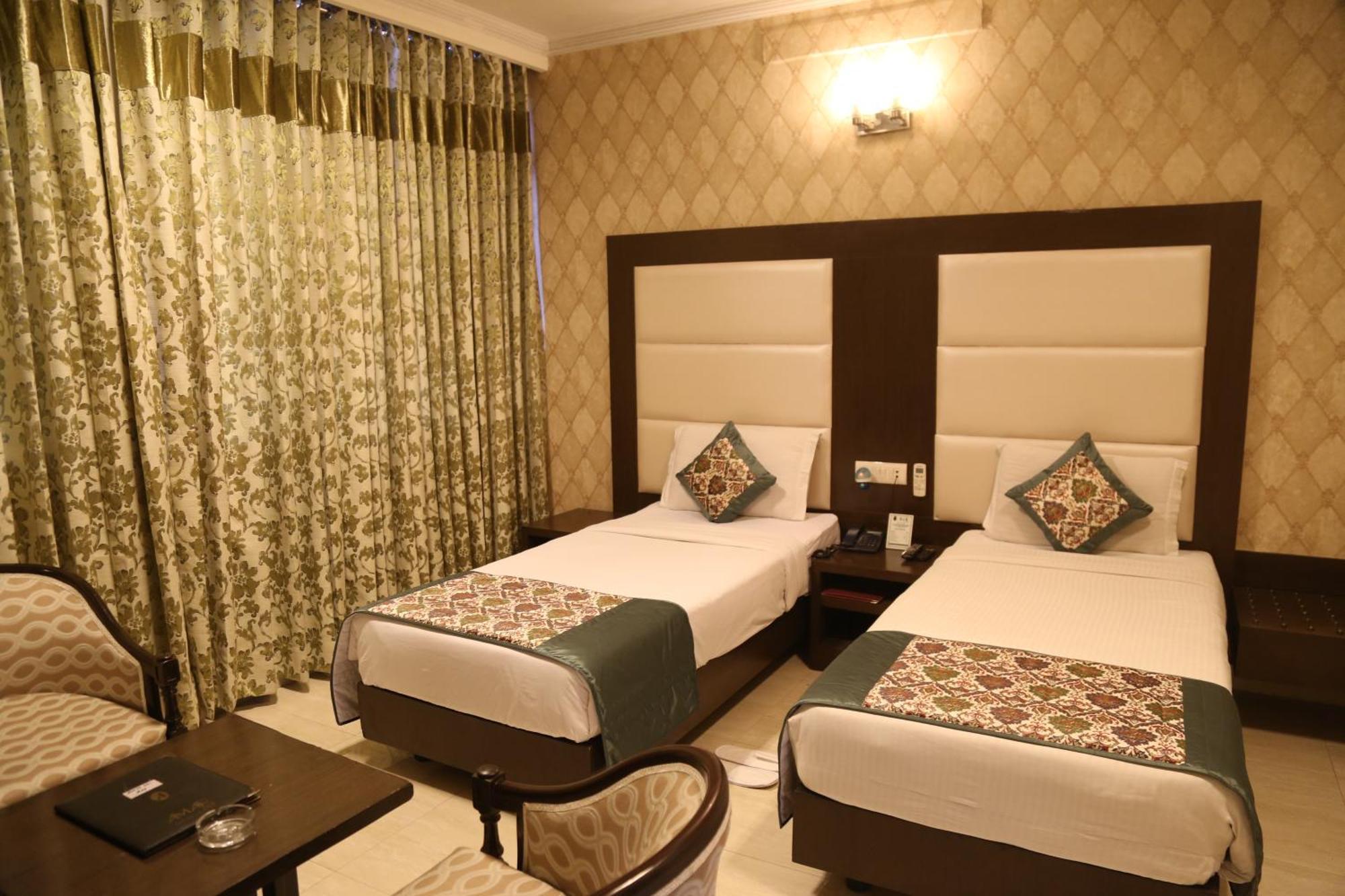 Hotel Amar Inn- Lajpat Nagar Central Market Ню Делхи Екстериор снимка