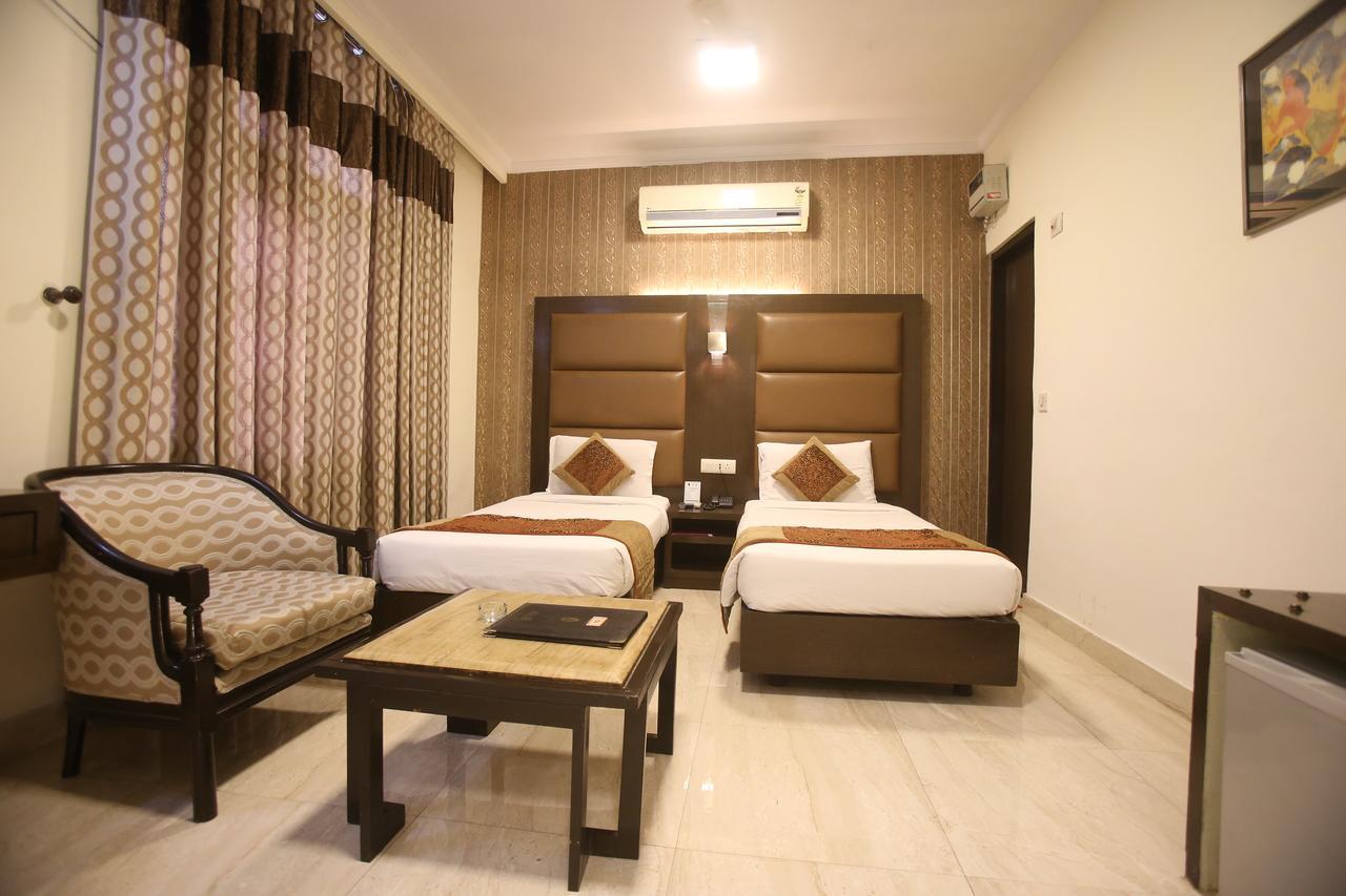Hotel Amar Inn- Lajpat Nagar Central Market Ню Делхи Екстериор снимка