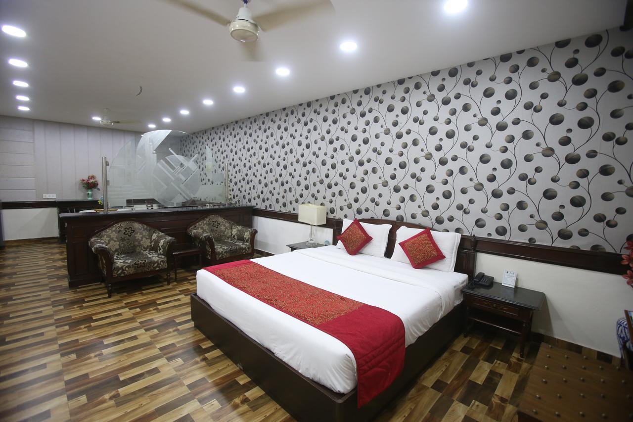 Hotel Amar Inn- Lajpat Nagar Central Market Ню Делхи Екстериор снимка